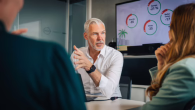 Ein Mann Im Gespräch In Einem Büro