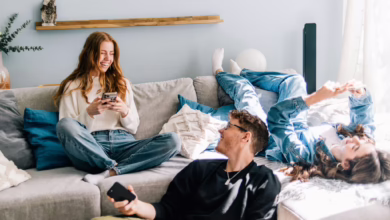 Jugendliche Sitzen Auf Einer Couch