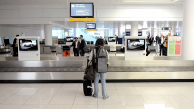 Ein Passagier Wartet Am Laufband Auf Seinen Koffer