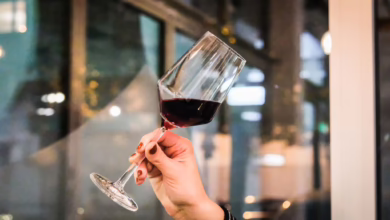 Eine Frau Hält Ein Glas Rotwein In Der Hand