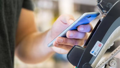 Mann Hält Im Supermarkt Ein Smartphone An Das Kassenterminal