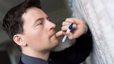 Mann Trägt Termine In Einen Wandkalender Ein