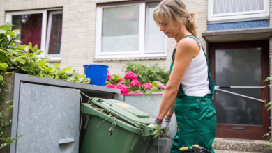 Eine Frau Rangiert Eine Biomülltonne