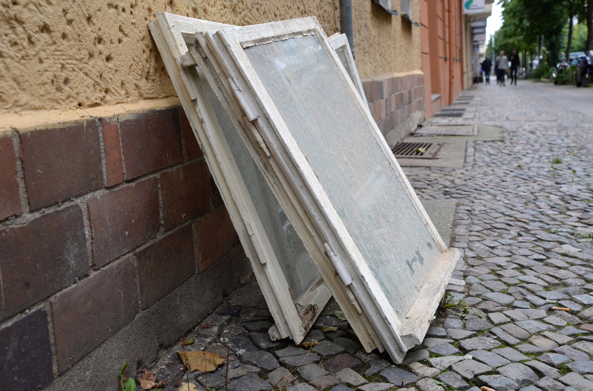 Alte Fenster Auf Einem Gehweg