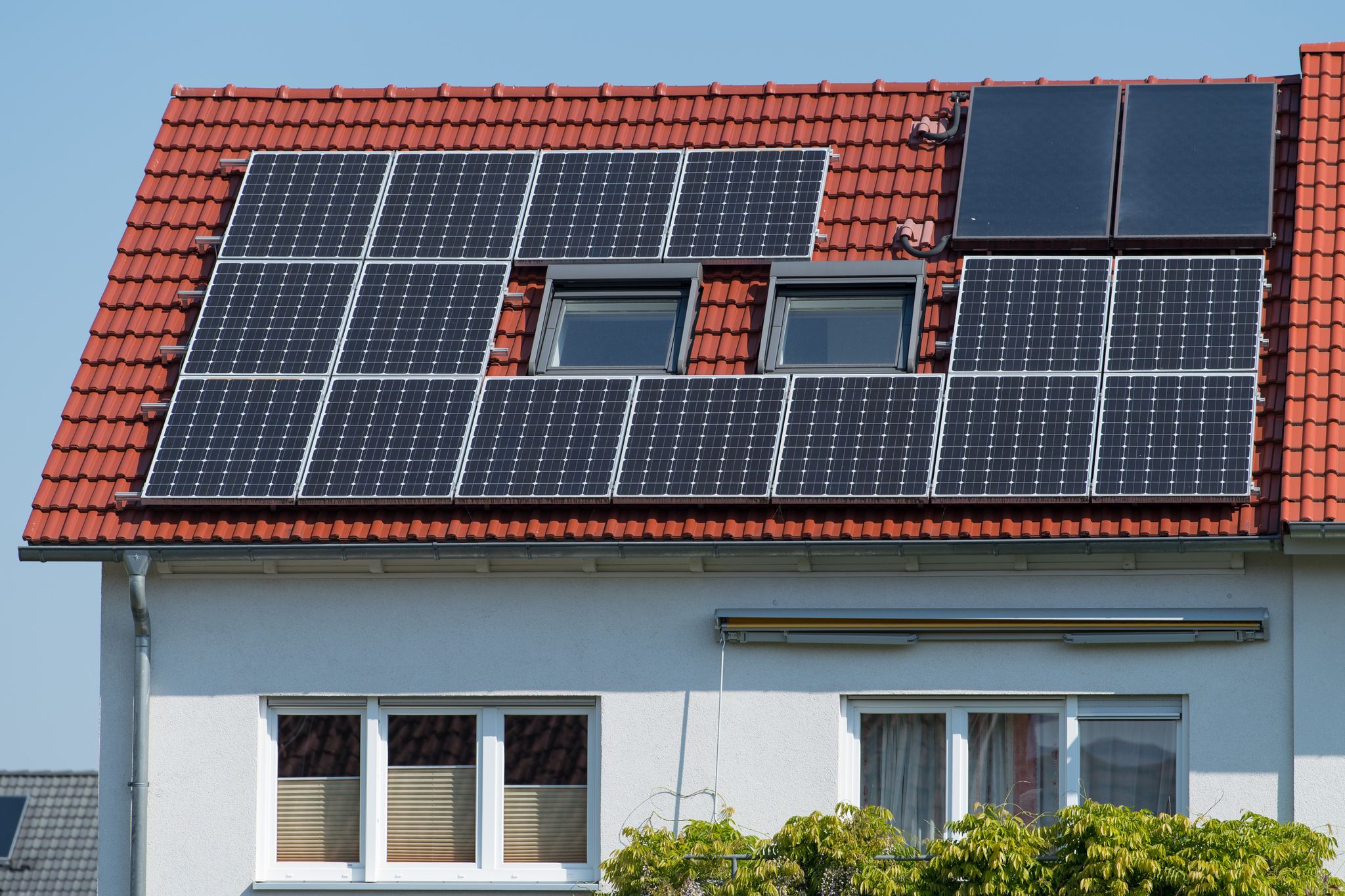 Wohnhaus Mit Solarzellen Für Photovoltaik Auf Dach Eines Hauses