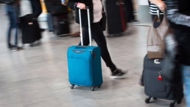 Passagier Mit Handgepäck Geht Durch Den Flughafen In Frankfurt
