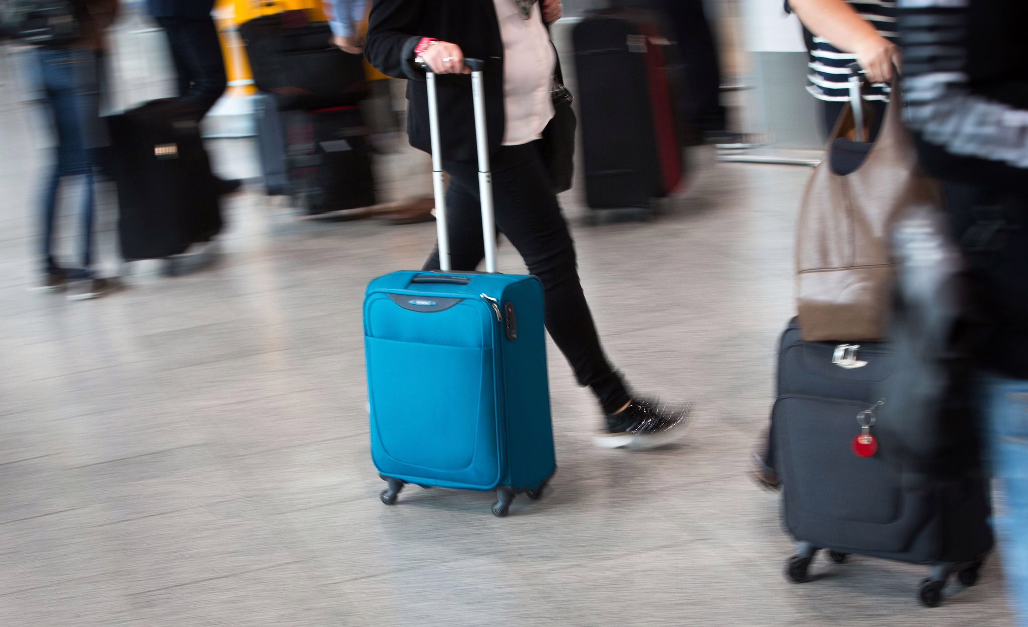 Passagier Mit Handgepäck Geht Durch Den Flughafen In Frankfurt