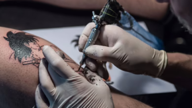 Tätowierer Arbeitet An Einem Tattoo