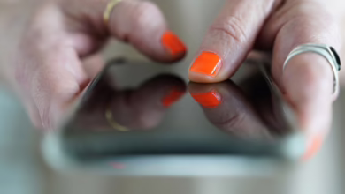 Frau Tippt Auf Einem Smartphone
