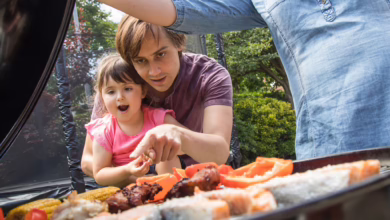 Familie Mit Kleinkind Grillt Im Garten