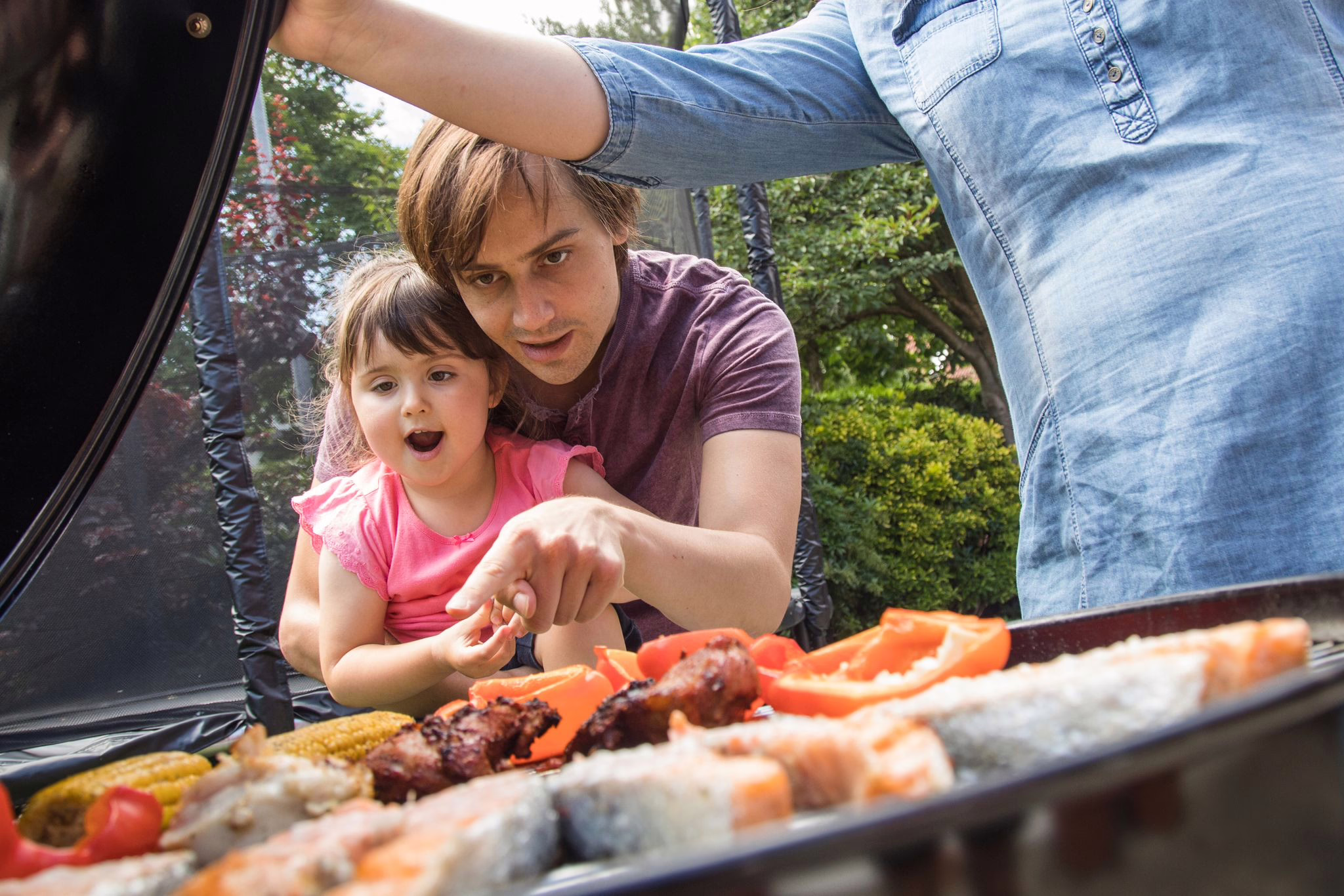 Familie Mit Kleinkind Grillt Im Garten
