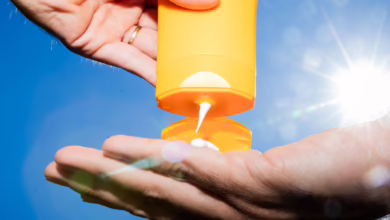 Ein Mann Gibt Sonnenmilch Aus Einer Tube In Seine Hand