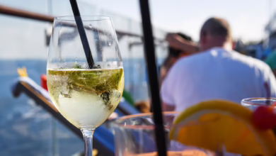 Ein Cocktail Steht Auf Einem Tisch Auf Einem Kreuzfahrtschiff