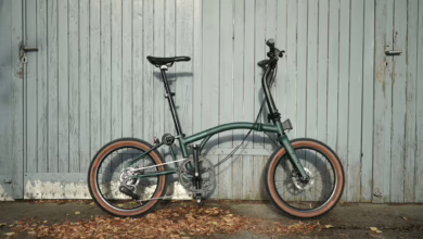 Brompton G Line Steht Vor Einer Garage
