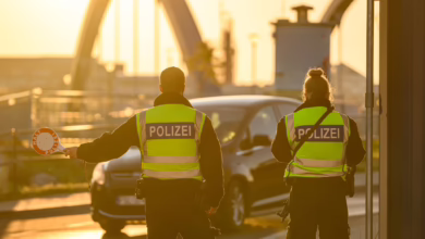 Beamte Der Bundespolizei Bei Einreisekontrolle An Grenzübergang