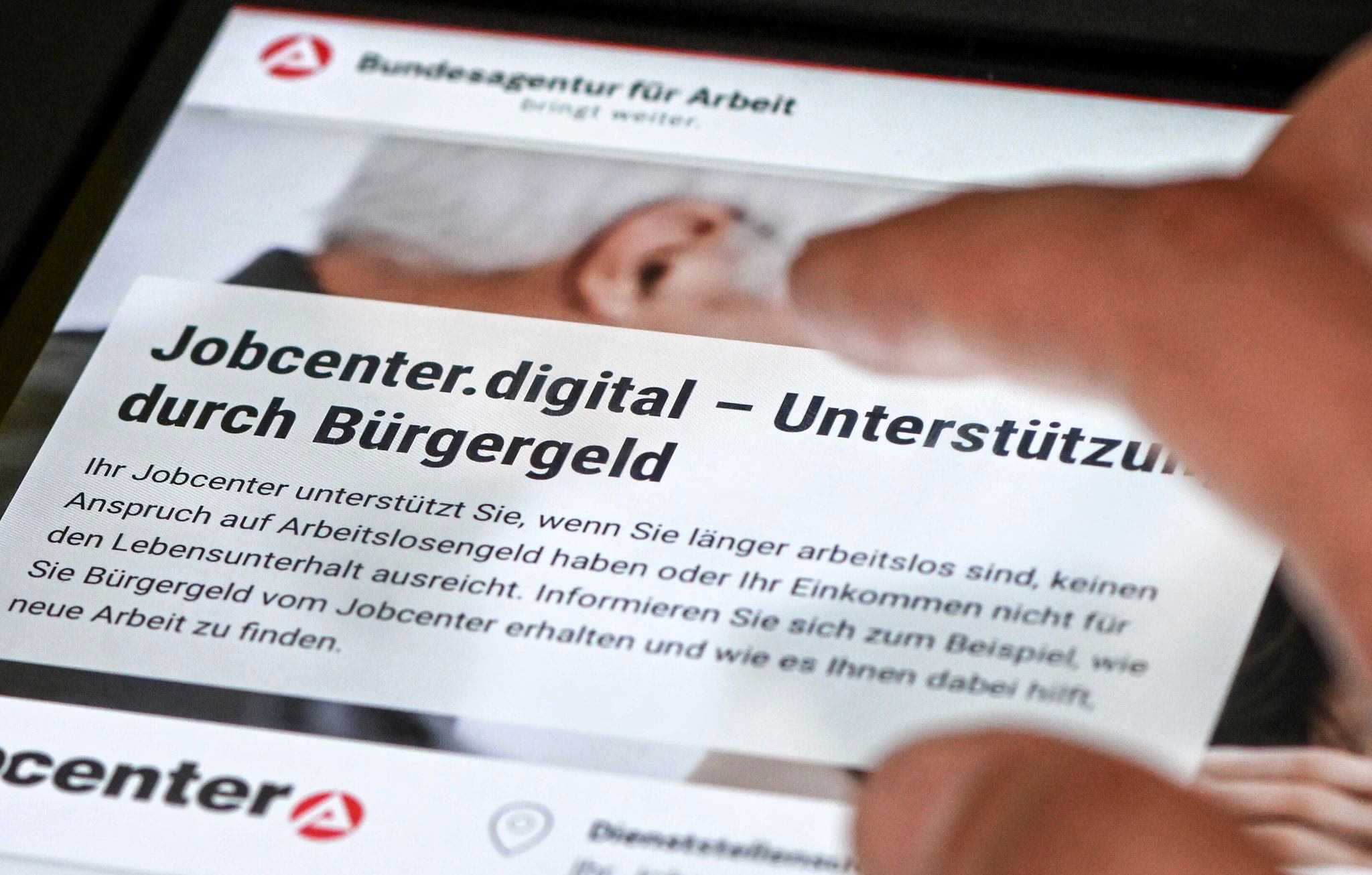 Bürgergeldantrag Im Jobcenter Auf Einem Tablet