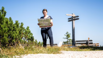 Wanderin Schaut Auf Eine Wanderkarte