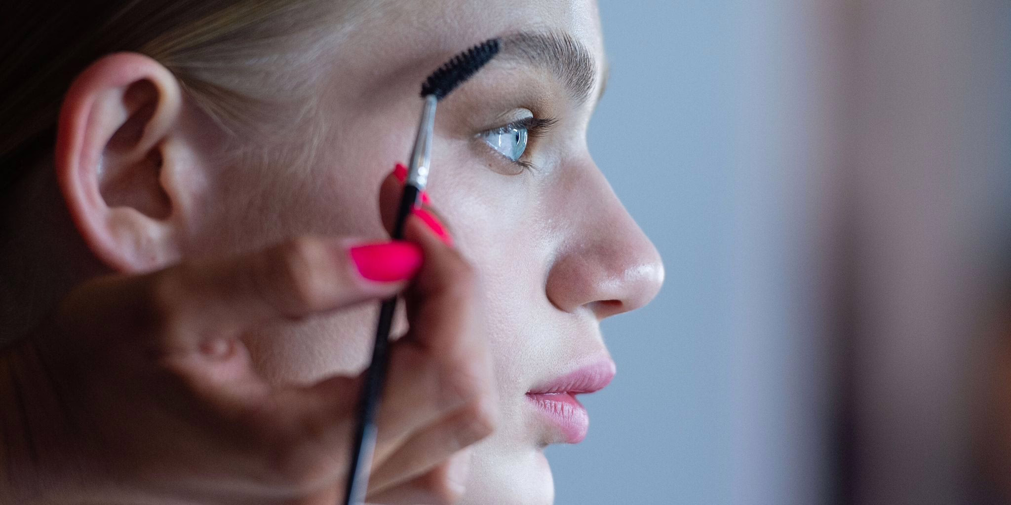 Visagistin Stylt Die Augenbrauen Eines Models