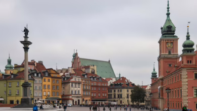 Passanten Gehen Durch Die Altstadt Von Warschau