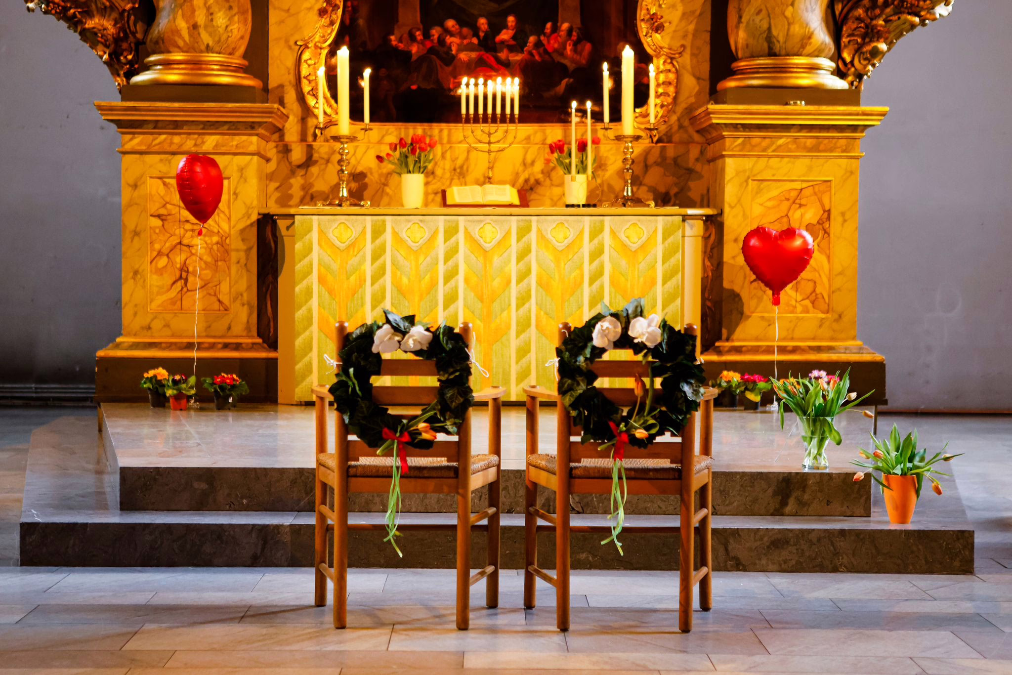 Geschmückte Stühle Stehen Vor Dem Altar Einer Kirche