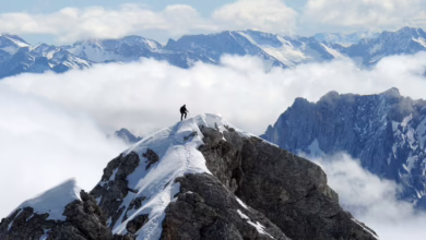 Bergsteiger Auf Dem Jubiläumsgrad Nahe Des Zugspitz Gipfels.