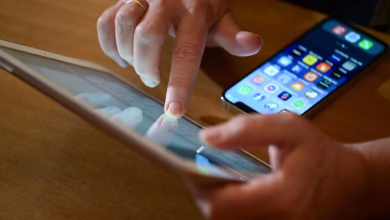 Eine Frau Tippt Auf Einem Ipad