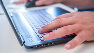 Mann Schreibt An Einem Laptop