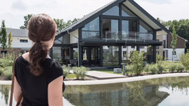 Eine Frau Schaut Auf Ein Wohnhaus
