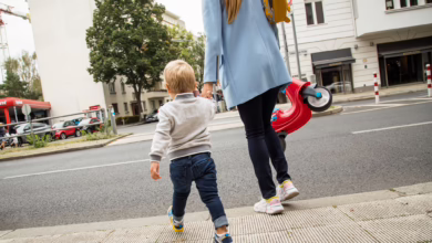 Mutter Mit Kind Im Straßenverkehr