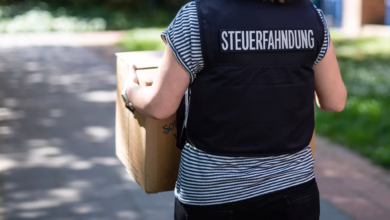 Eine Steuerfahnderin Stellt Beweisunterlagen Sicher