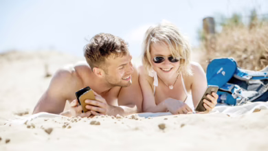 Ein Paar Liegt Am Strand