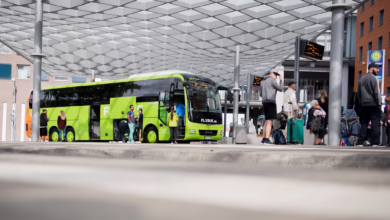 Ein Flixbis Steht Auf Einem Omnibusbahnhof