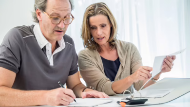 Ehepaar Bespricht Unterlagen