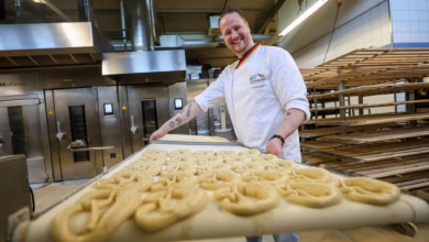 Brot Sommelier Florian Lutz Schiebt Ein Blech Brezeln In Den Ofen