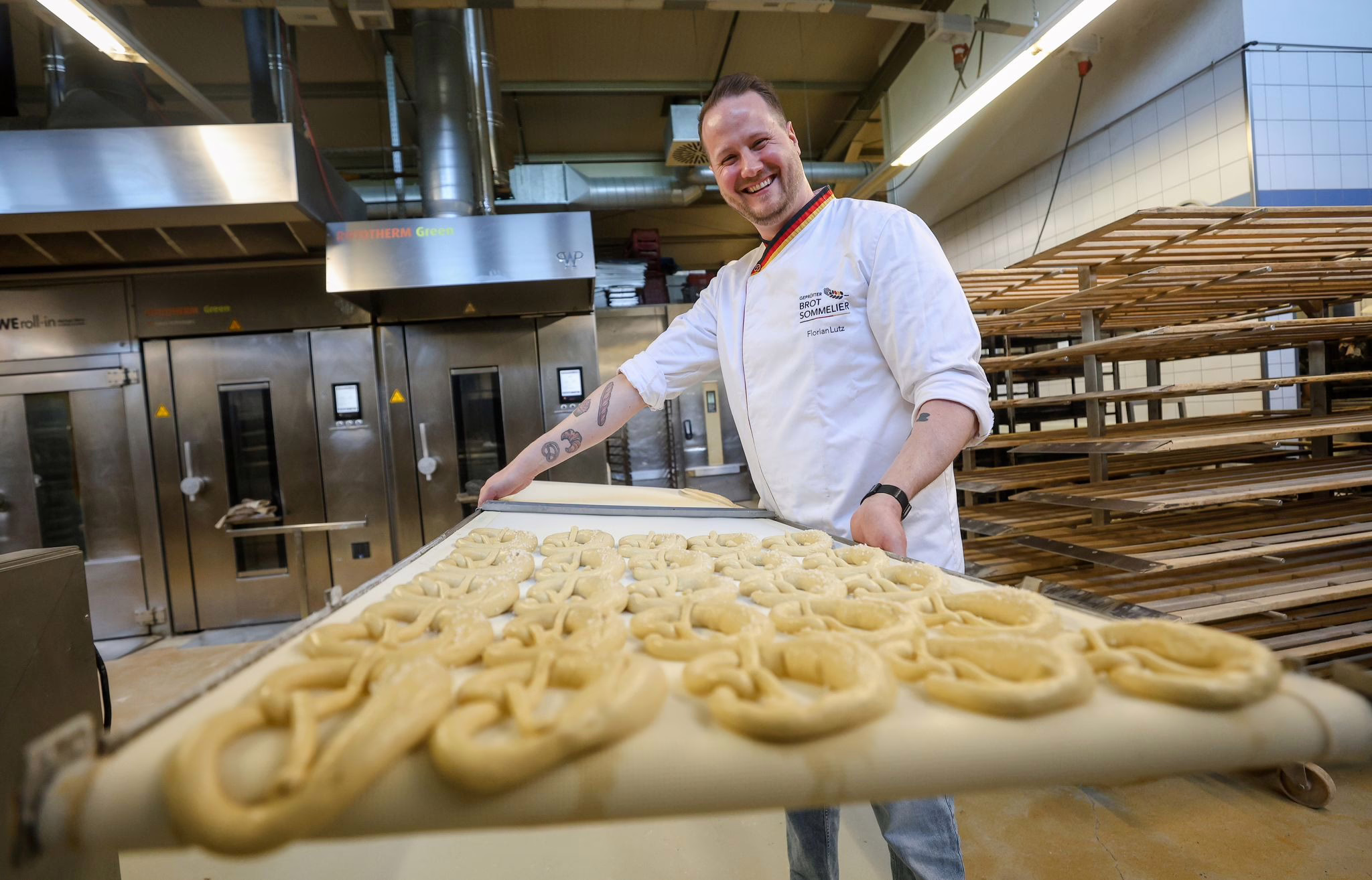 Brot Sommelier Florian Lutz Schiebt Ein Blech Brezeln In Den Ofen