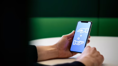 Ein Mann Spendet Per Smartphone Geld