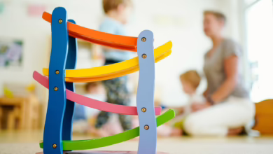 Erzieherin Spielt Mit Kindern