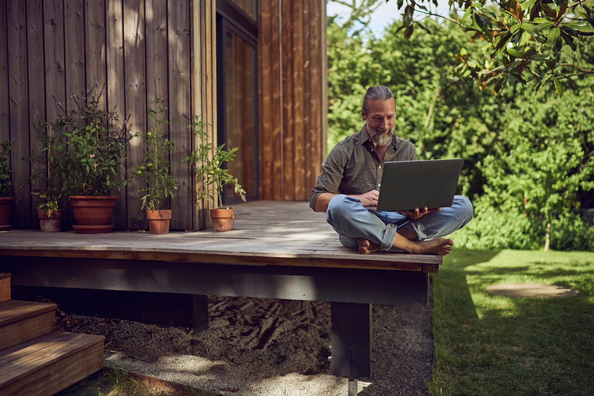 Ein Mann Arbeitet Am Laptop Auf Einer Terrasse