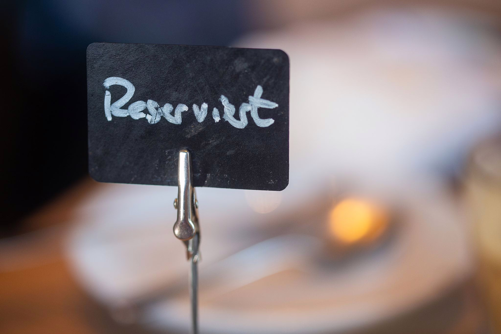 Ein Schild Mit Der Aufschrift «reserviert» Steht Auf Einem Tisch