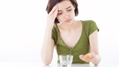 Eine Frau Nimmt Nahrungsergänzungsmittel Ein