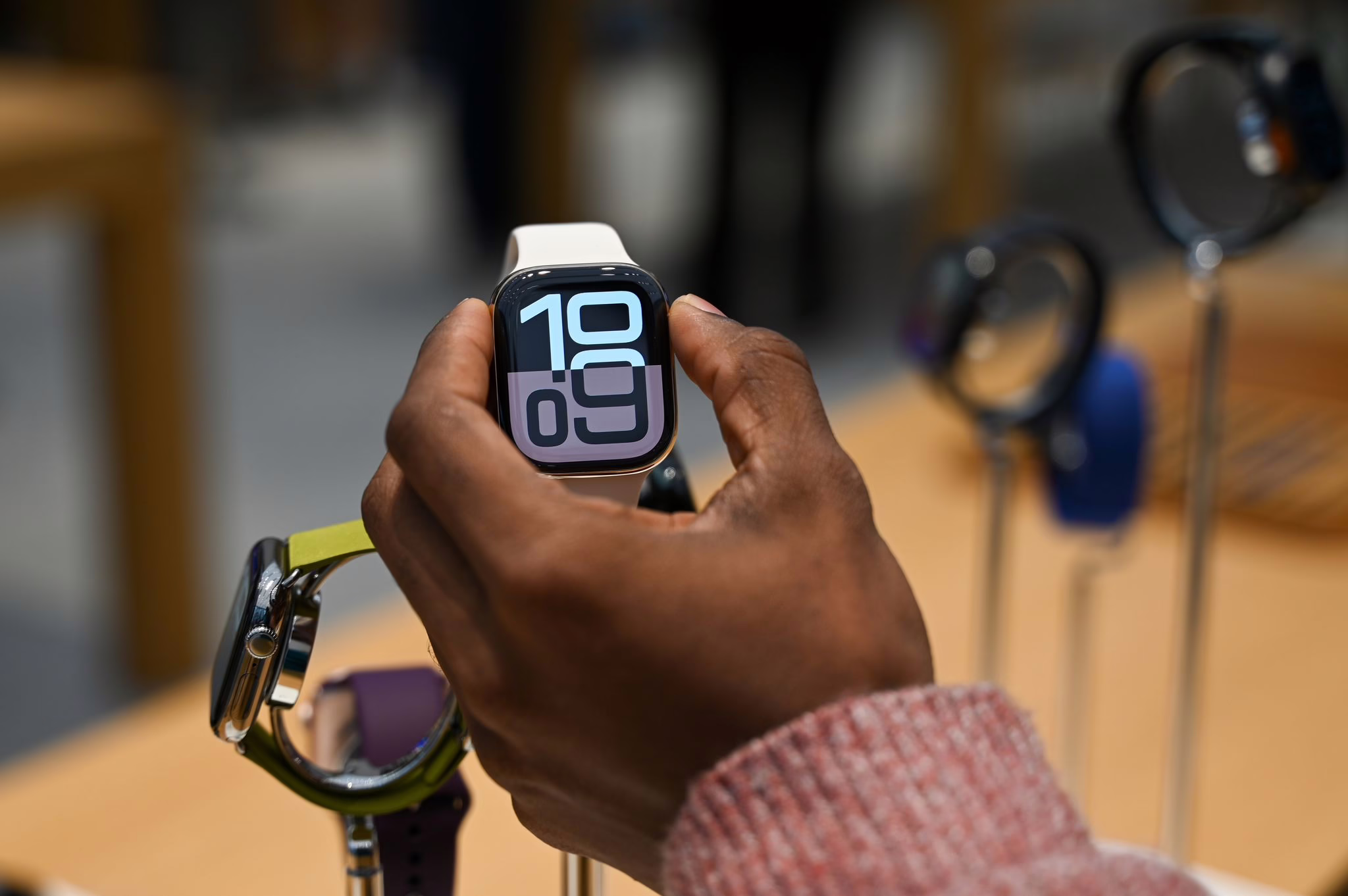 Frau Begutachtet Apple Watch Series 10 Im Apple Store In Berlin