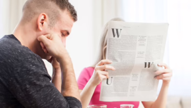 Mann Und Frau Sitzen Schweigend An Einem Tisch