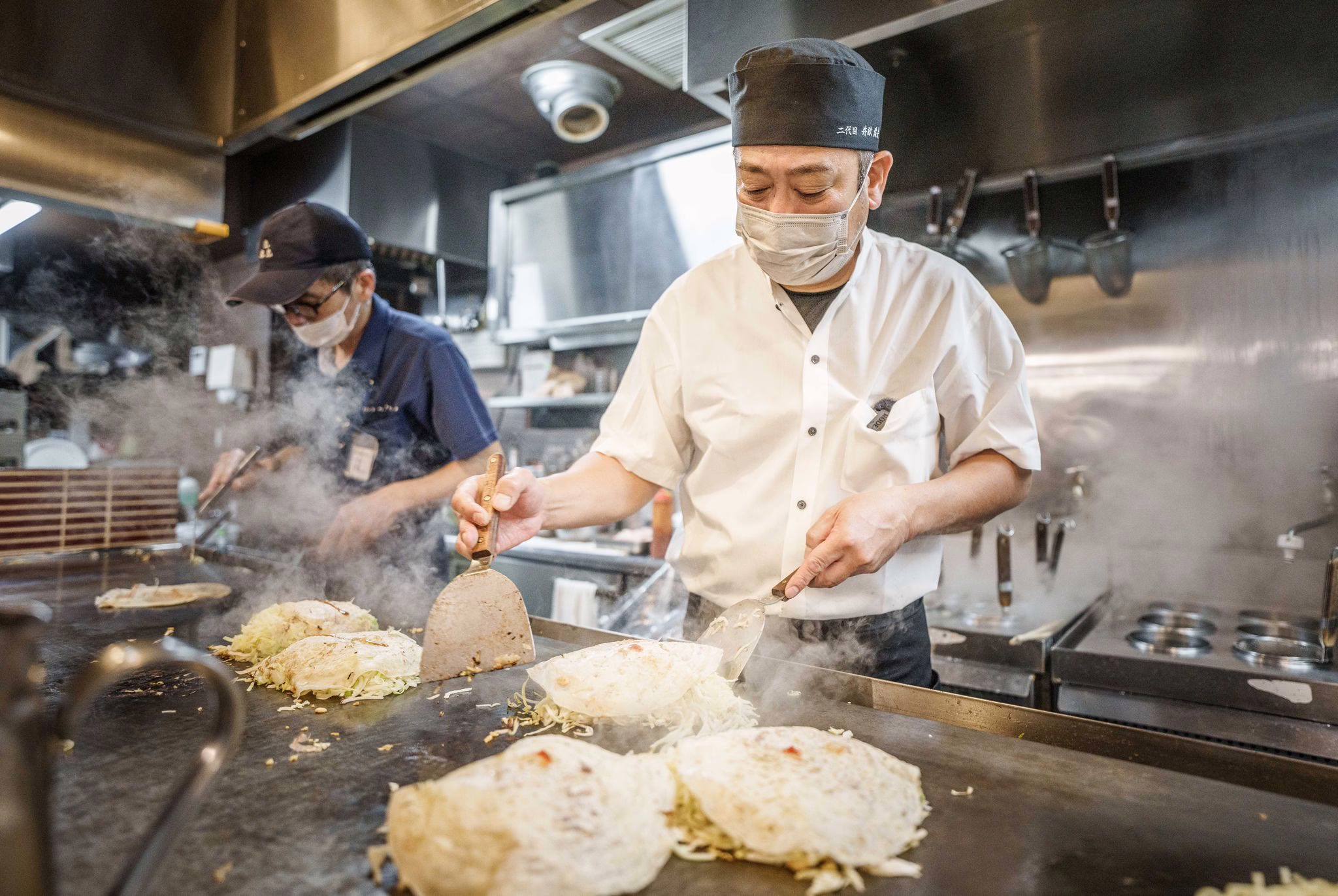 Chefkoch Mitsuo Ise Bereitet «okonomiyaki» Zu