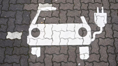 Ein Symbol Markiert Einen Parkplatz Für Elektroautos