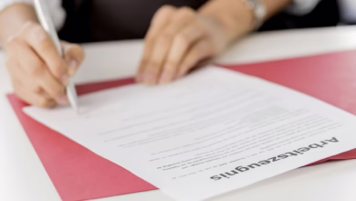 Eine Person Unterschreibt Ein Arbeitszeugnis