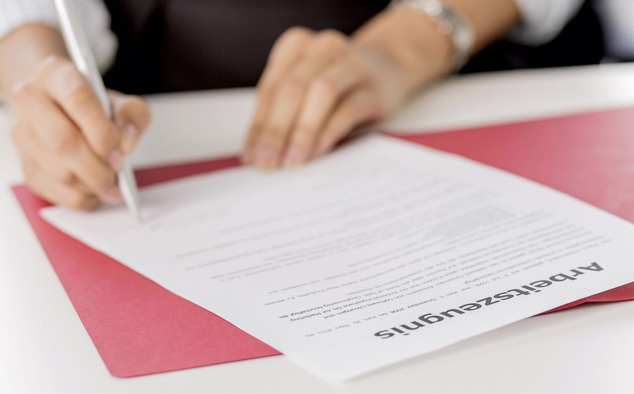 Eine Person Unterschreibt Ein Arbeitszeugnis