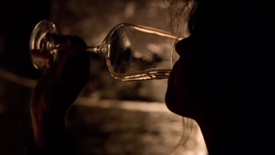 Eine Frau Bei Einer Verkostung