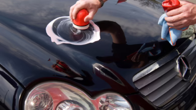 Ein Mann Poliert Ein Auto