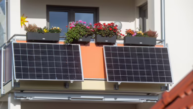 Solarmodule Für Ein Balkonkraftwerk Hängen An Einem Balkon