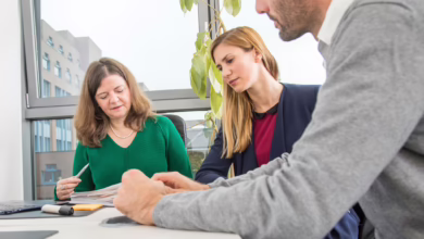 Drei Personen In Einem Meeting